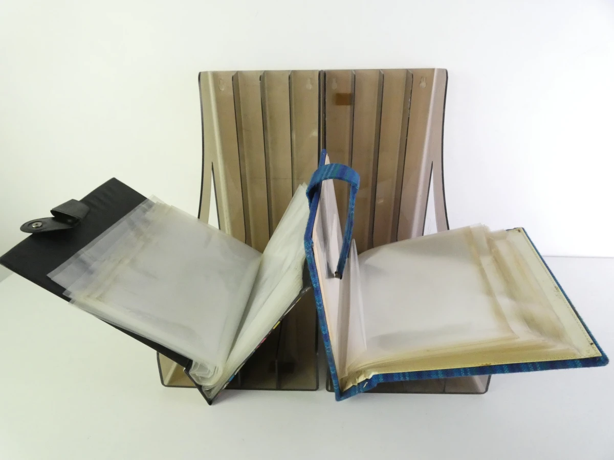 Vintage vinylopbergset met koffer, platenrekken en platenalbums - foto 3