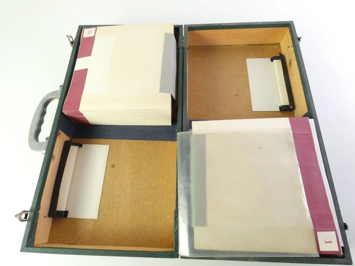 Vintage vinylopbergset met koffer, platenrekken en platenalbums - foto 10