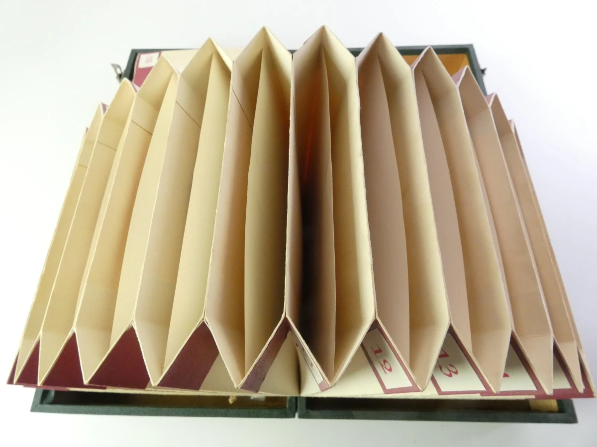 Vintage vinylopbergset met koffer, platenrekken en platenalbums - foto 11