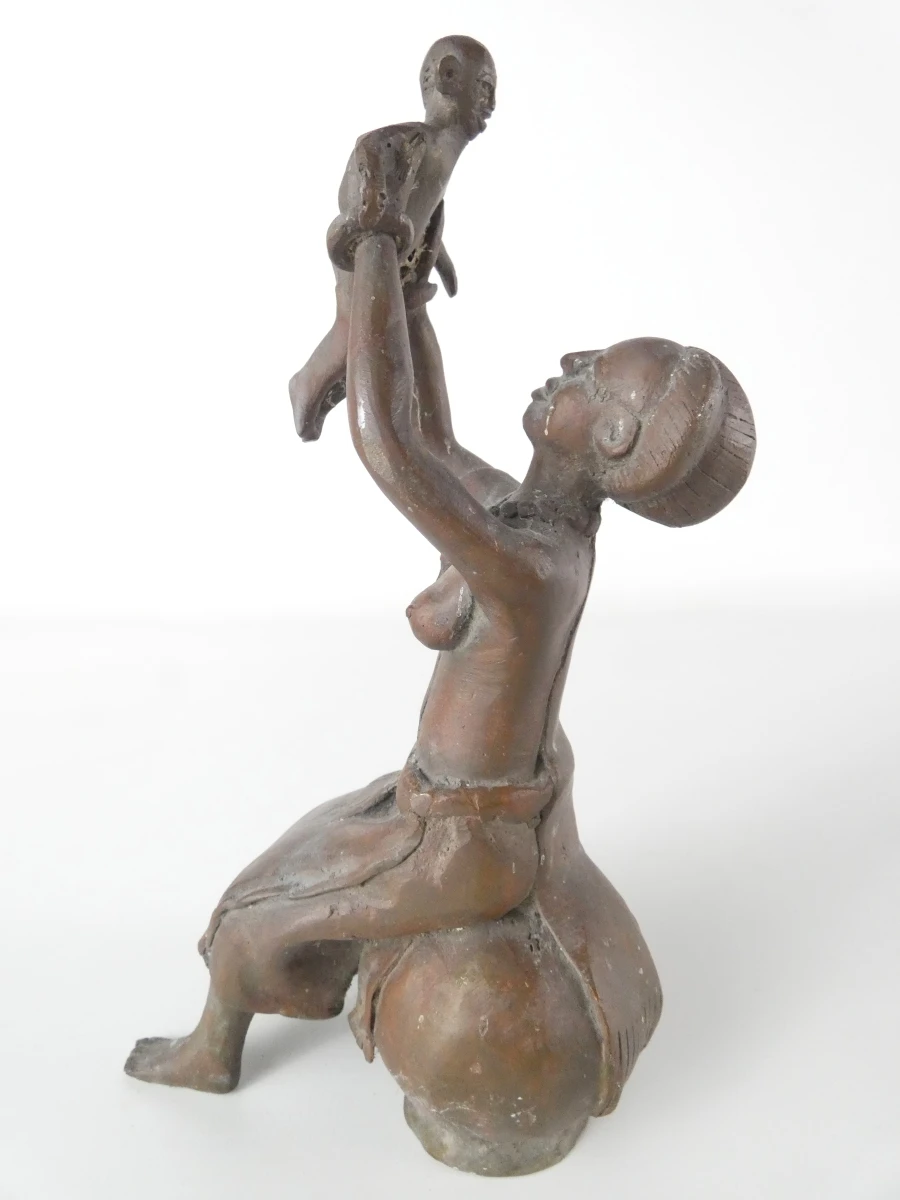 Bronzen tribaal beeld – Moeder met kind - foto 3