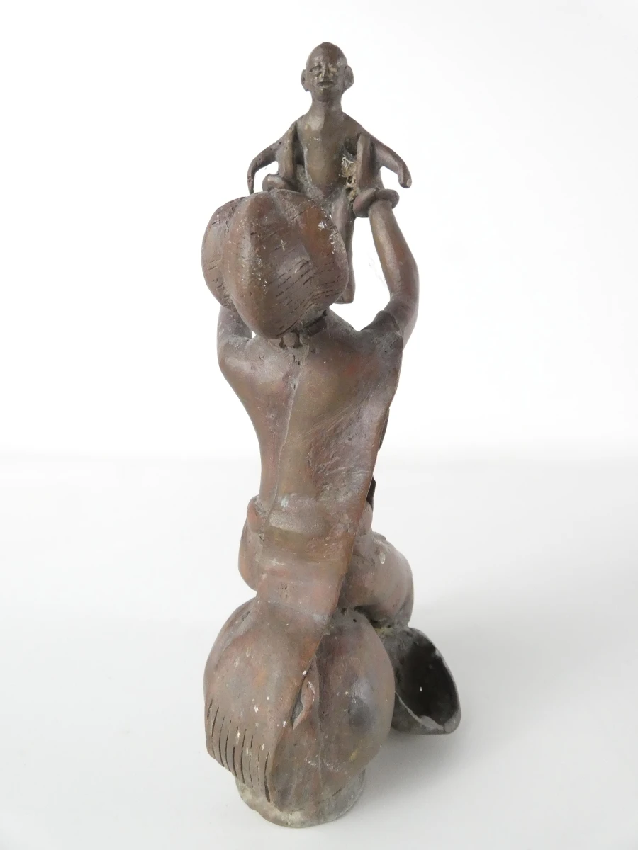 Bronzen tribaal beeld – Moeder met kind - foto 4