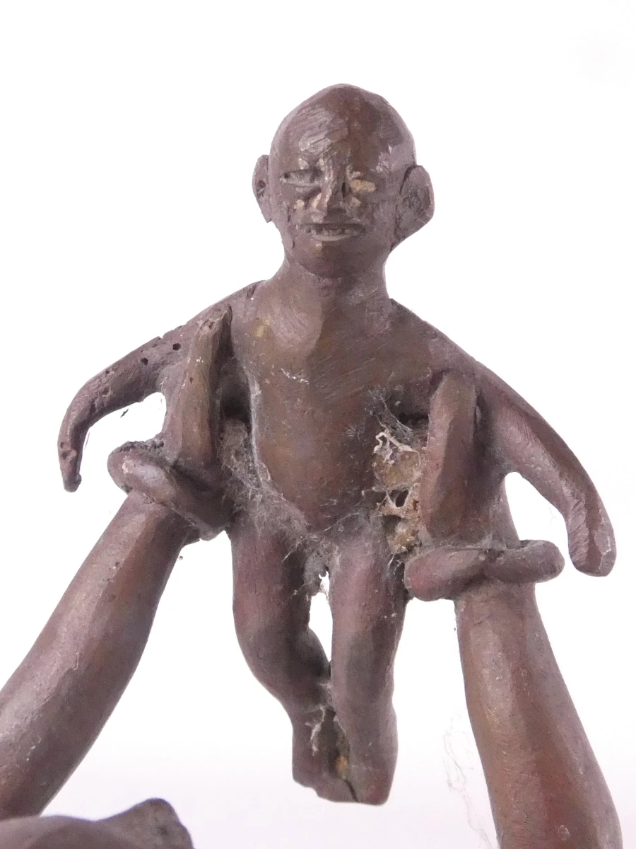 Bronzen tribaal beeld – Moeder met kind - foto 5