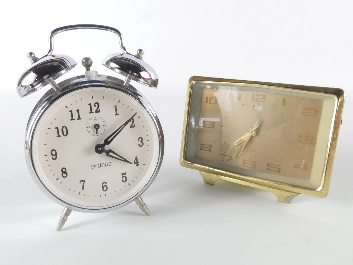 Partij van 14 vintage wekkerklokken + Philips wandklok - foto 5
