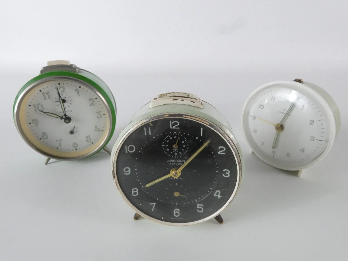 Partij van 14 vintage wekkerklokken + Philips wandklok - foto 9