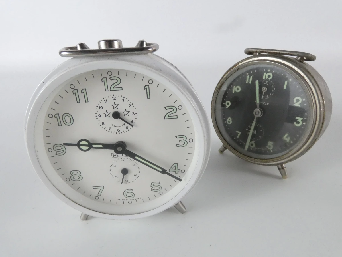 Partij van 14 vintage wekkerklokken + Philips wandklok - foto 11