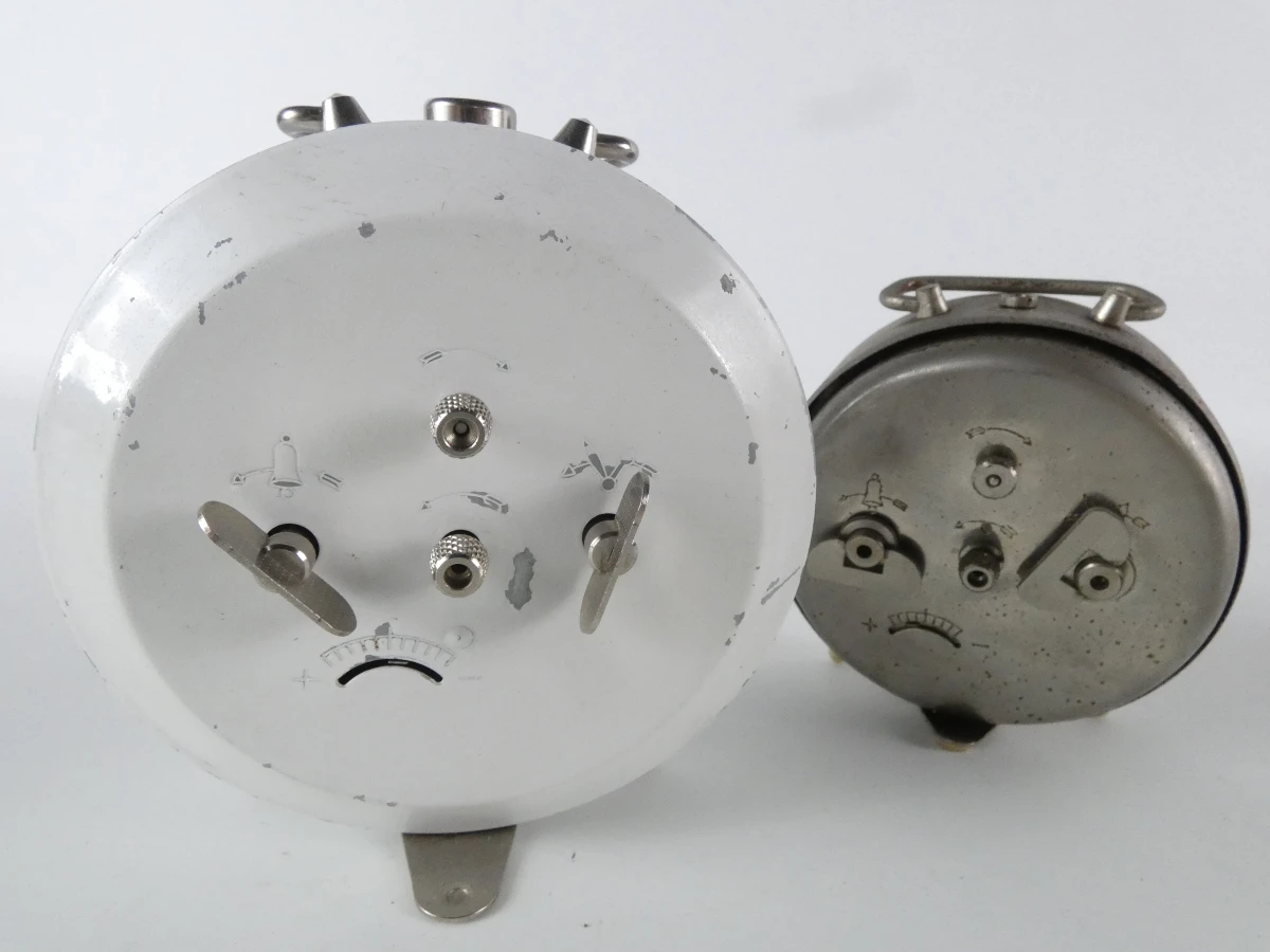 Partij van 14 vintage wekkerklokken + Philips wandklok - foto 12