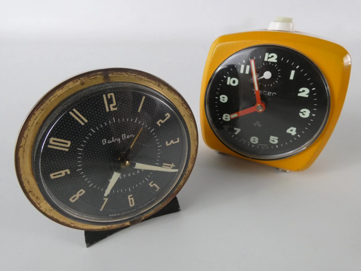 Partij van 14 vintage wekkerklokken + Philips wandklok - foto 13