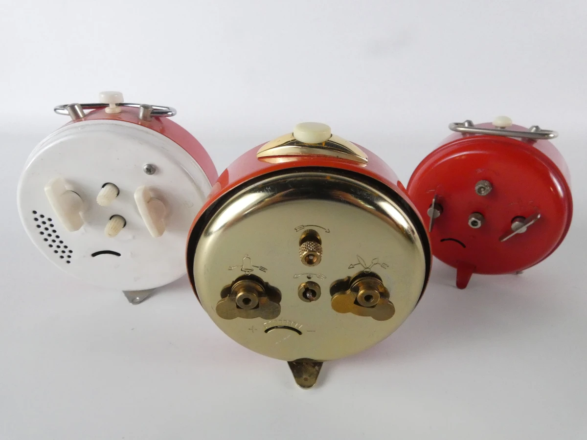 Partij van 14 vintage wekkerklokken + Philips wandklok - foto 16