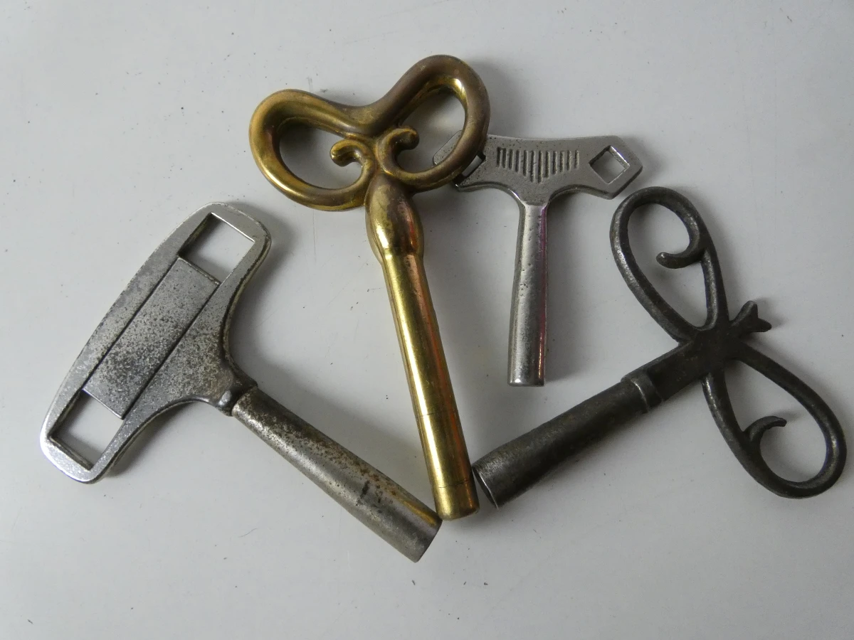 Grote partij mechanische opwindsleutels (Klokken & Speelgoed) - foto 6