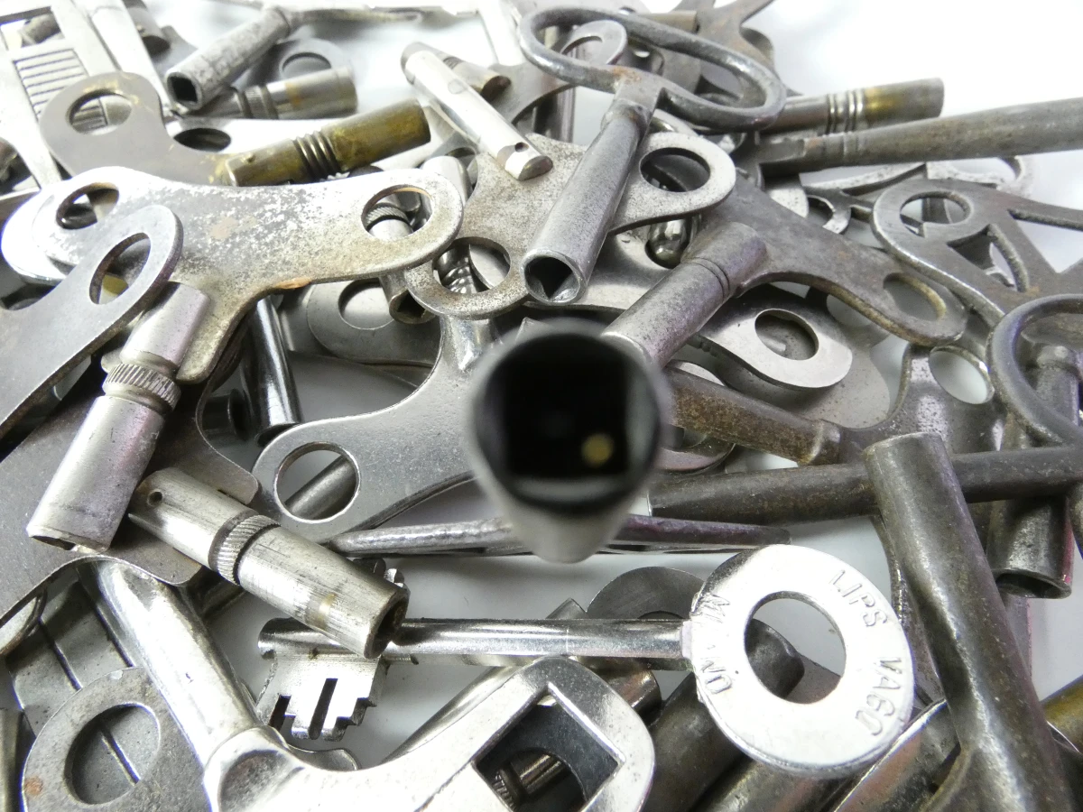 Grote partij mechanische opwindsleutels (Klokken & Speelgoed) - foto 9