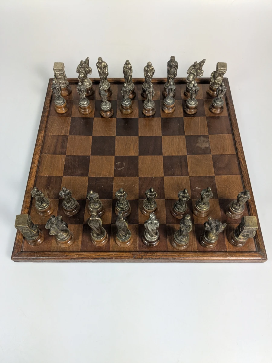 Schaakspel met houten schaakbord en metalen schaakstukken. - foto 6