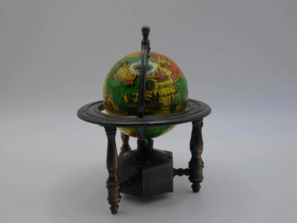 Vintage metalen puntenslijper in de vorm van een globe - foto 2