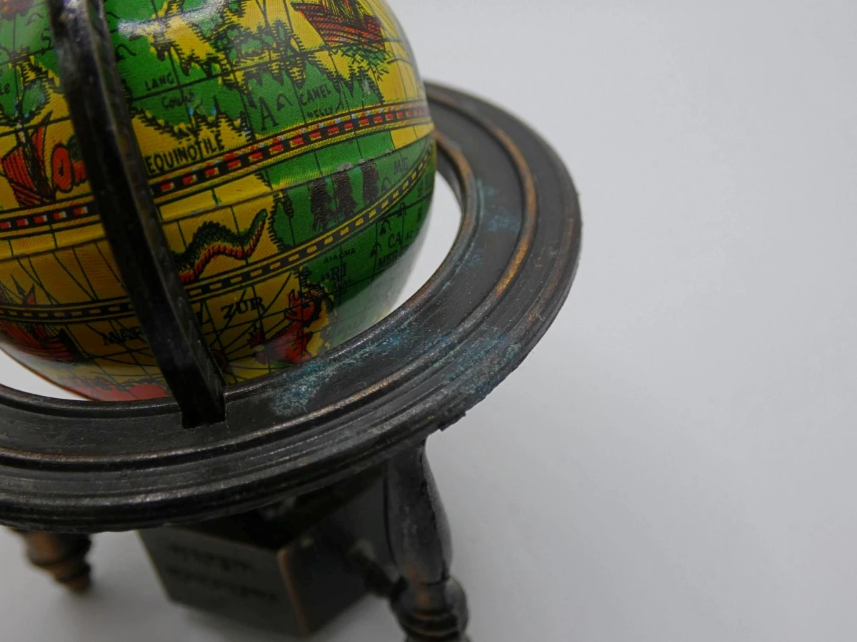 Vintage metalen puntenslijper in de vorm van een globe - foto 7