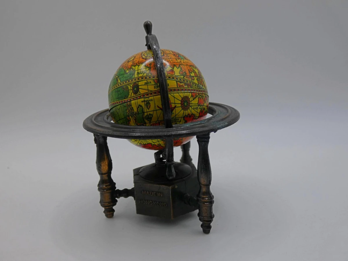 Vintage metalen puntenslijper in de vorm van een globe - foto 4