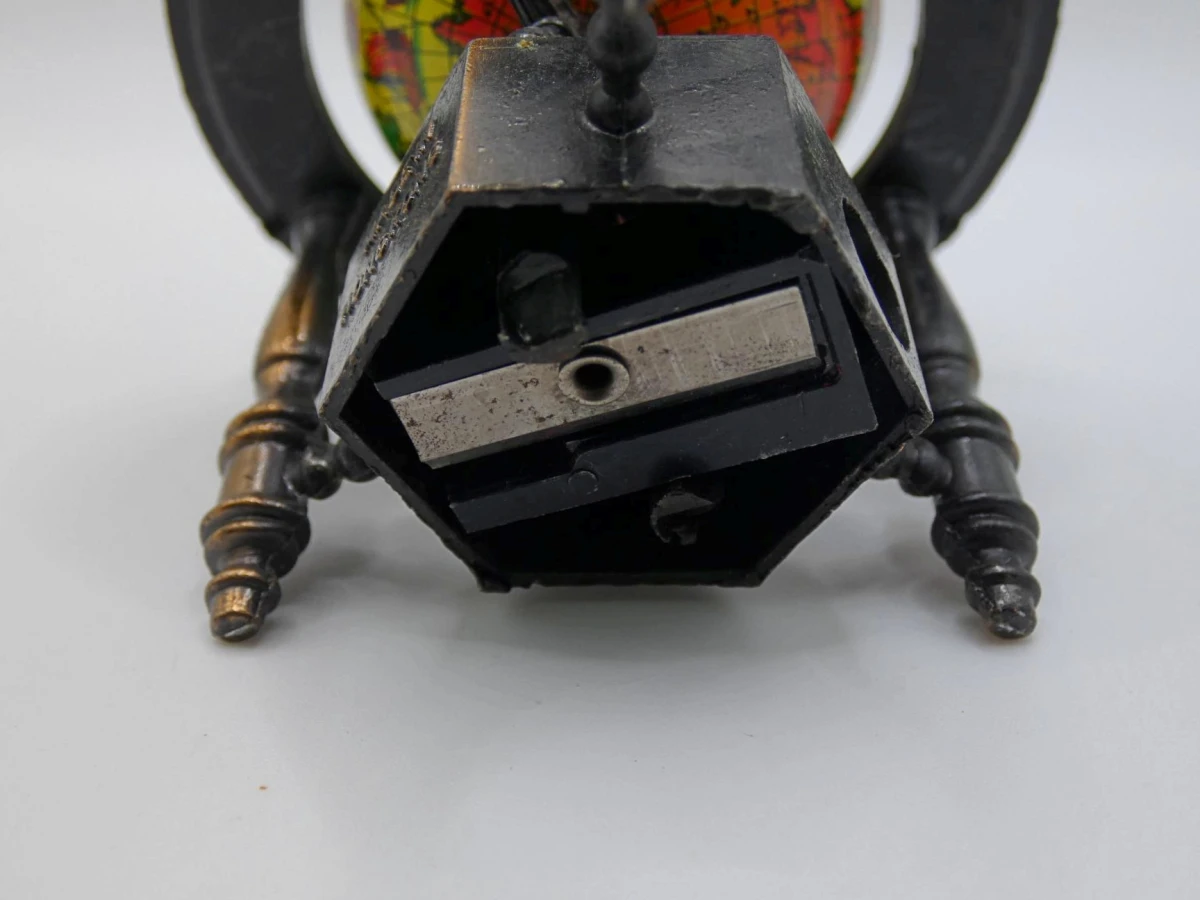 Vintage metalen puntenslijper in de vorm van een globe - foto 5