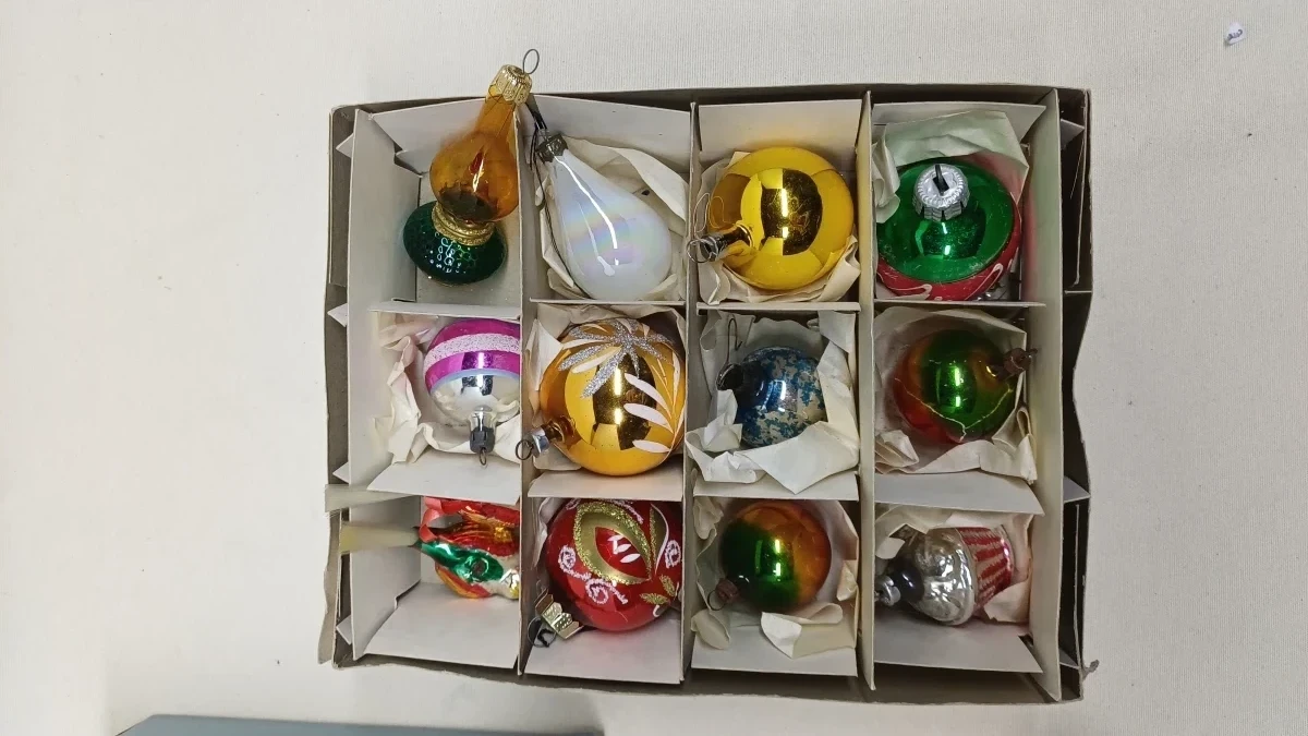 Set vintage glazen kerstballen en piek in originele dozen - foto 2