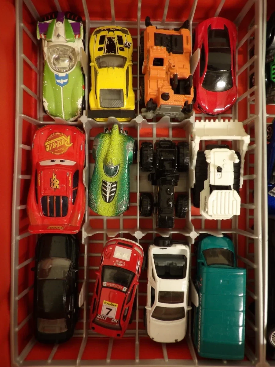 Verzameling speelgoedauto's in Hot Wheels koffer (1) - foto 3