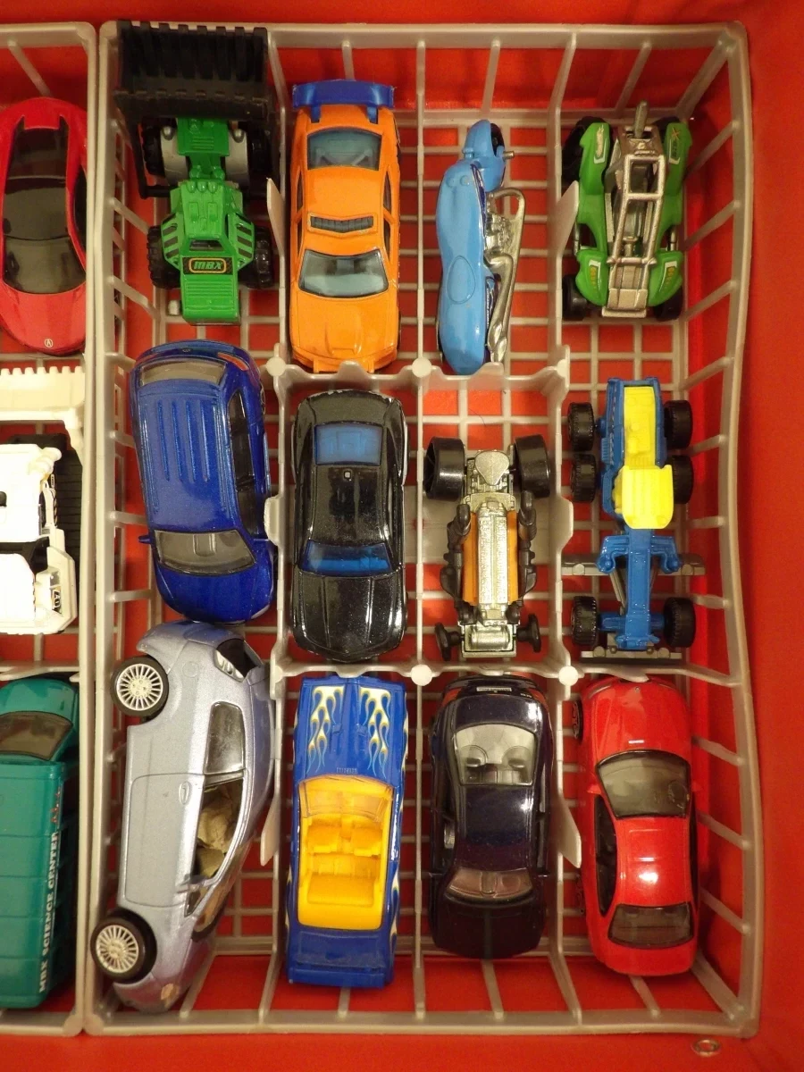 Verzameling speelgoedauto's in Hot Wheels koffer (1) - foto 4