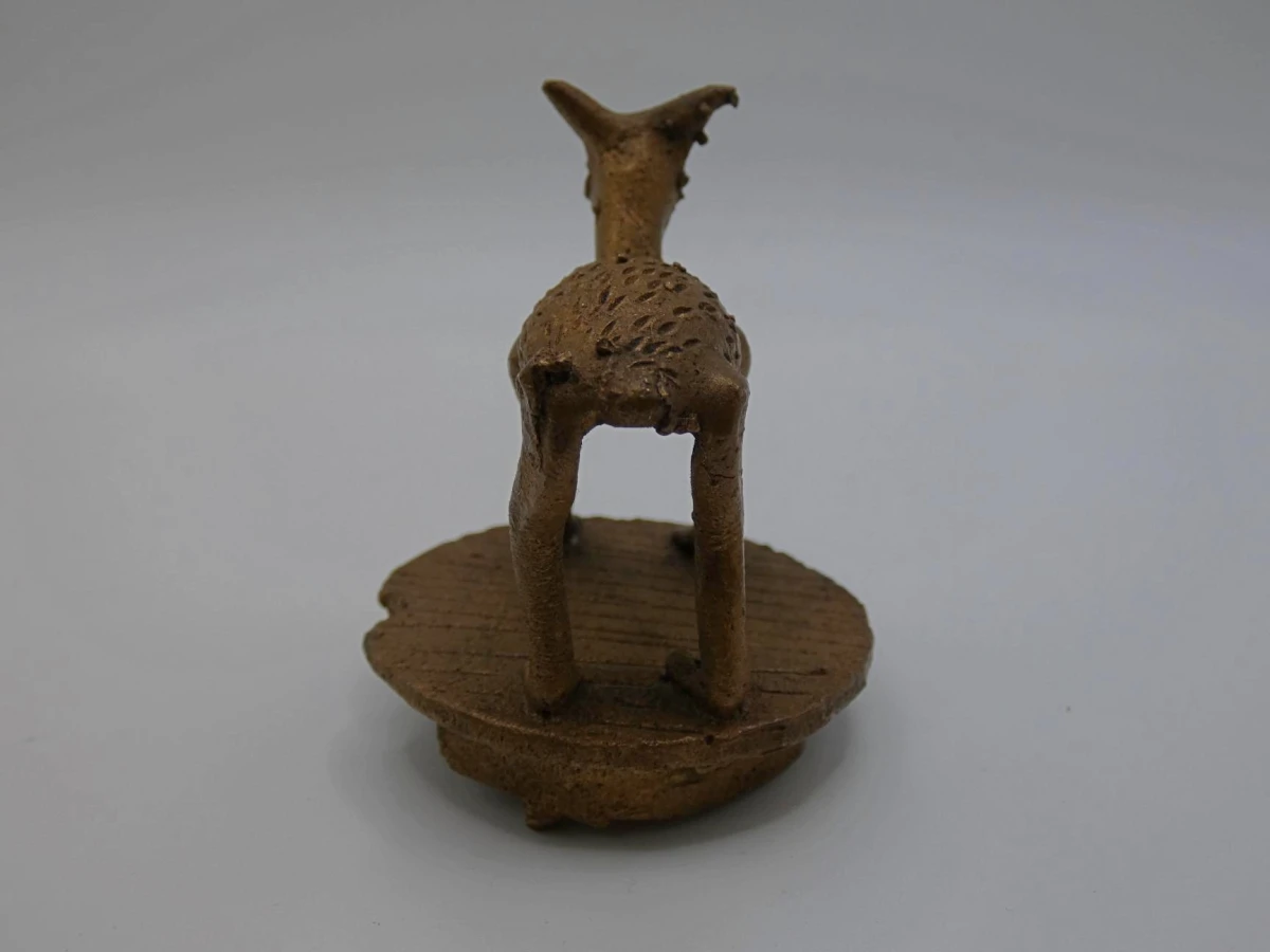 Afrikaans bronsgewichtje in de vorm van een hertje of antilope - foto 4