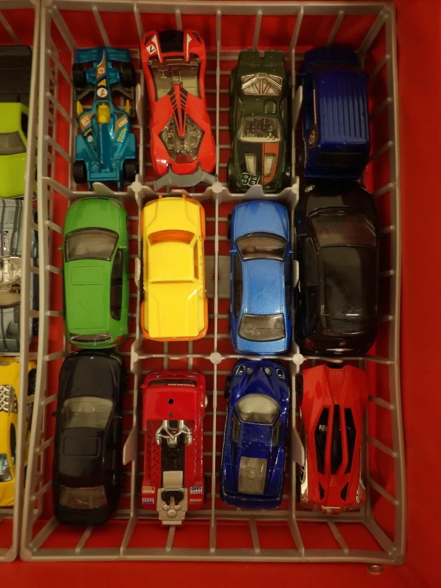 Verzameling speelgoedauto's in Hot Wheels koffer (2) - foto 5