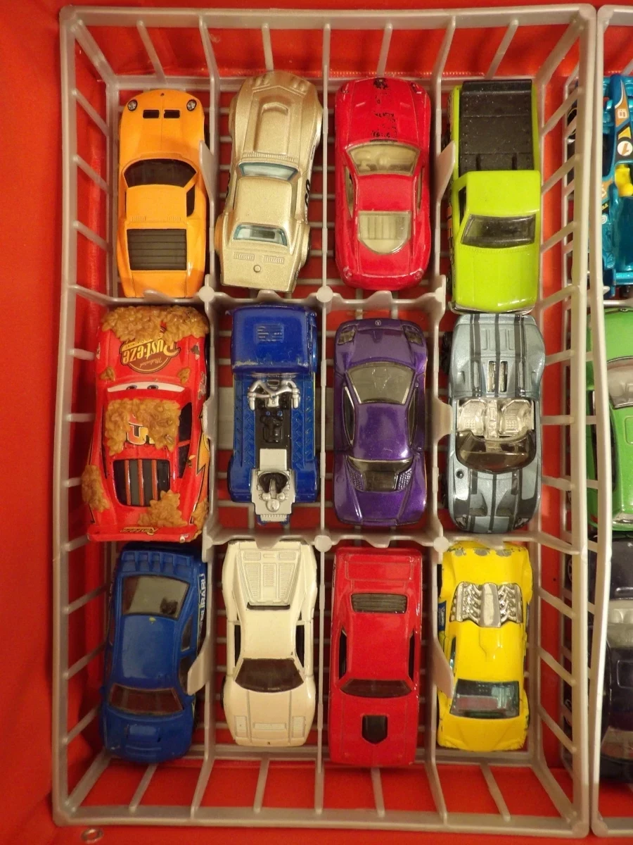 Verzameling speelgoedauto's in Hot Wheels koffer (2) - foto 4