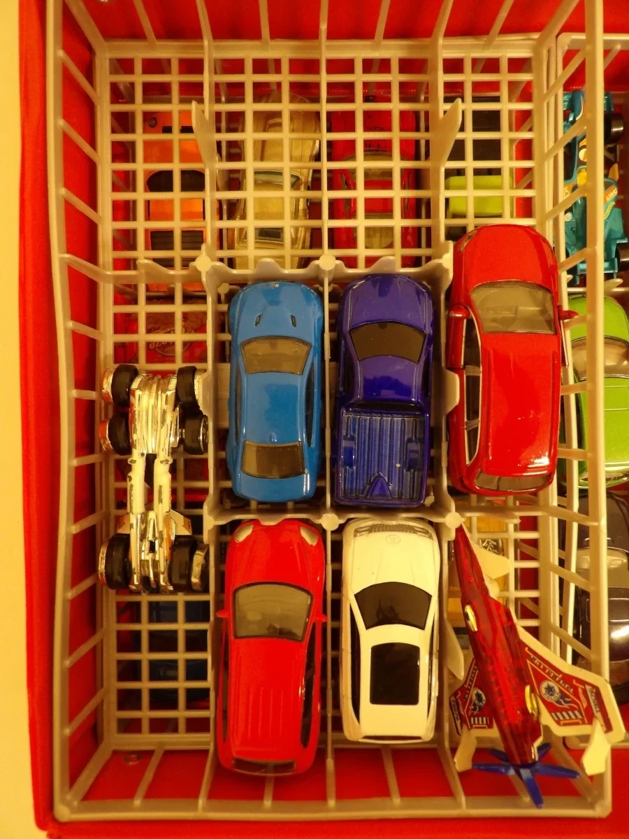Verzameling speelgoedauto's in Hot Wheels koffer (2) - foto 3