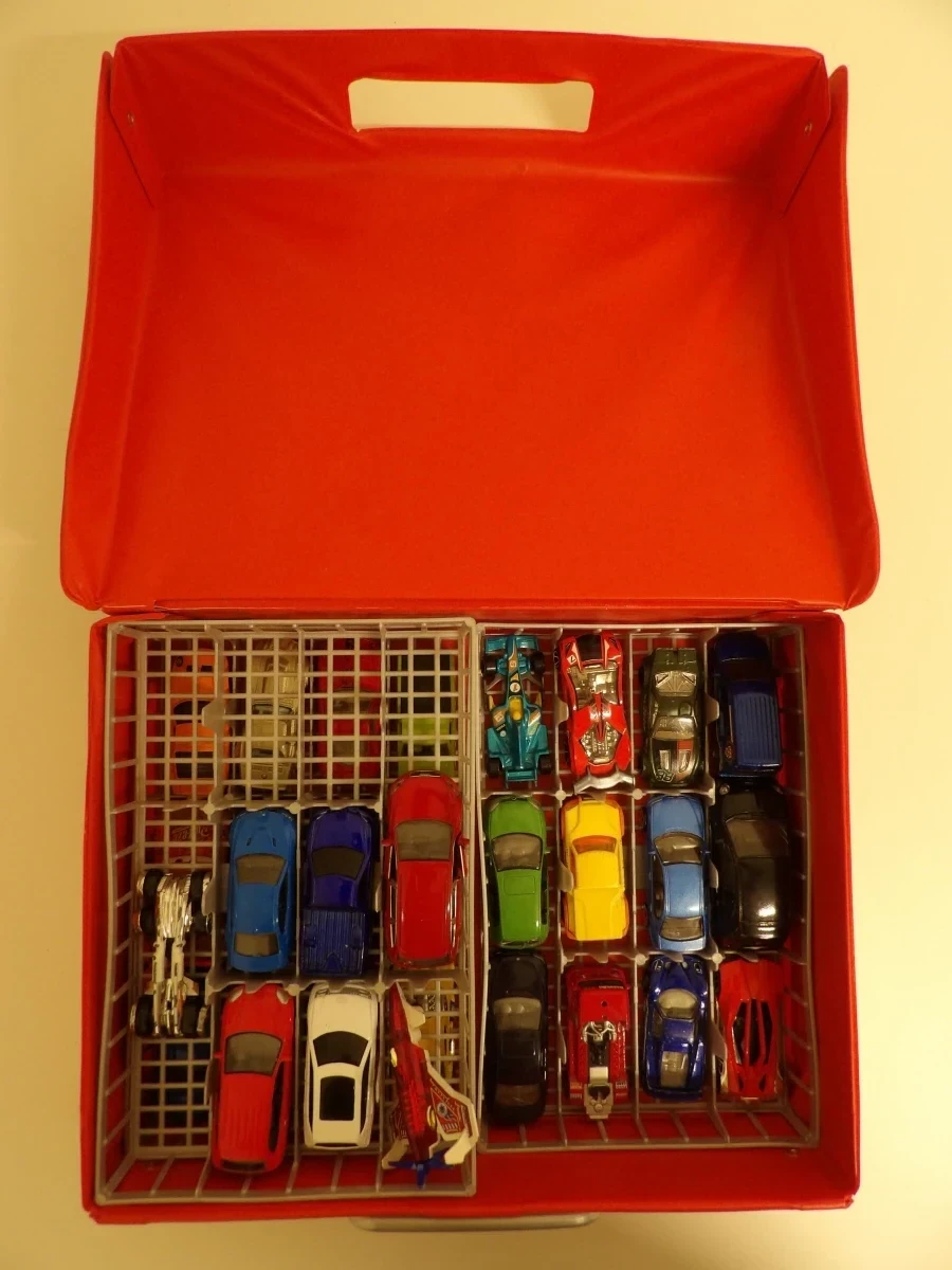 Verzameling speelgoedauto's in Hot Wheels koffer (2) - foto 2
