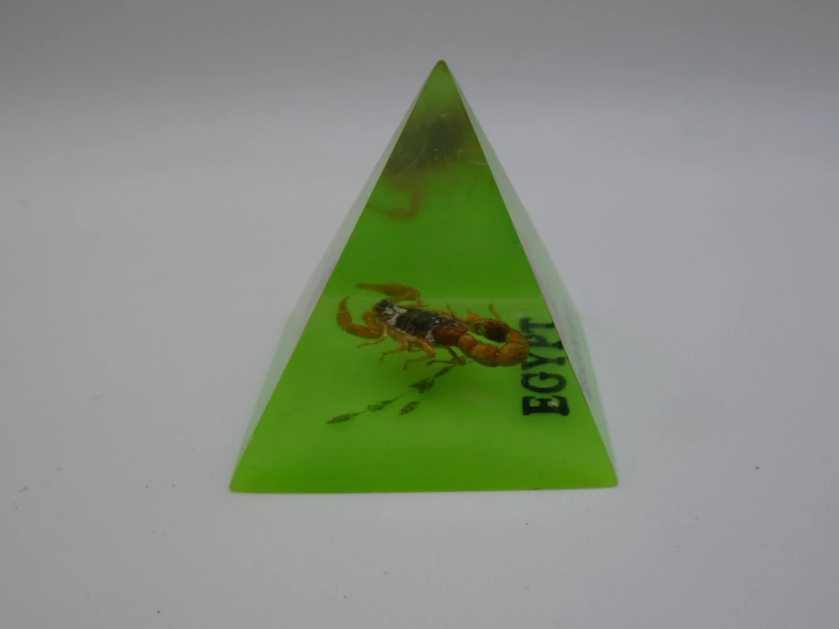 Piramide met ingegoten schorpioen - foto 2