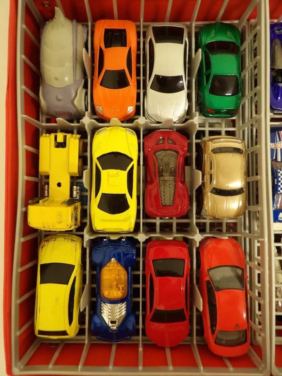 Verzameling speelgoedauto's in Hot Wheels koffer (3) - foto 3