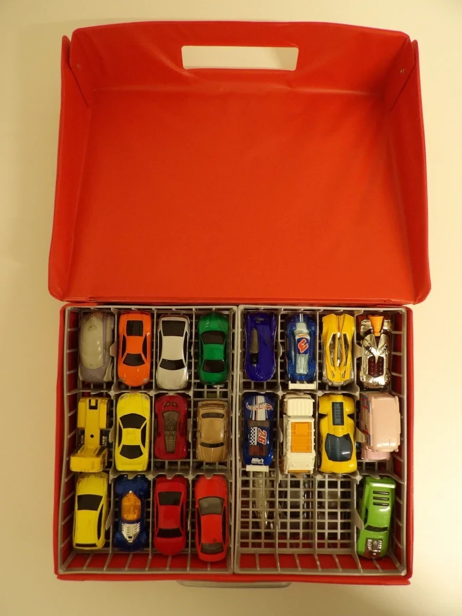 Verzameling speelgoedauto's in Hot Wheels koffer (3) - foto 2