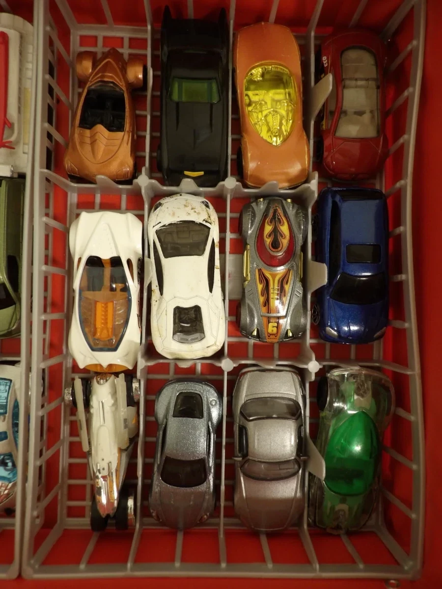 Verzameling speelgoedauto's in Hot Wheels koffer (3) - foto 6