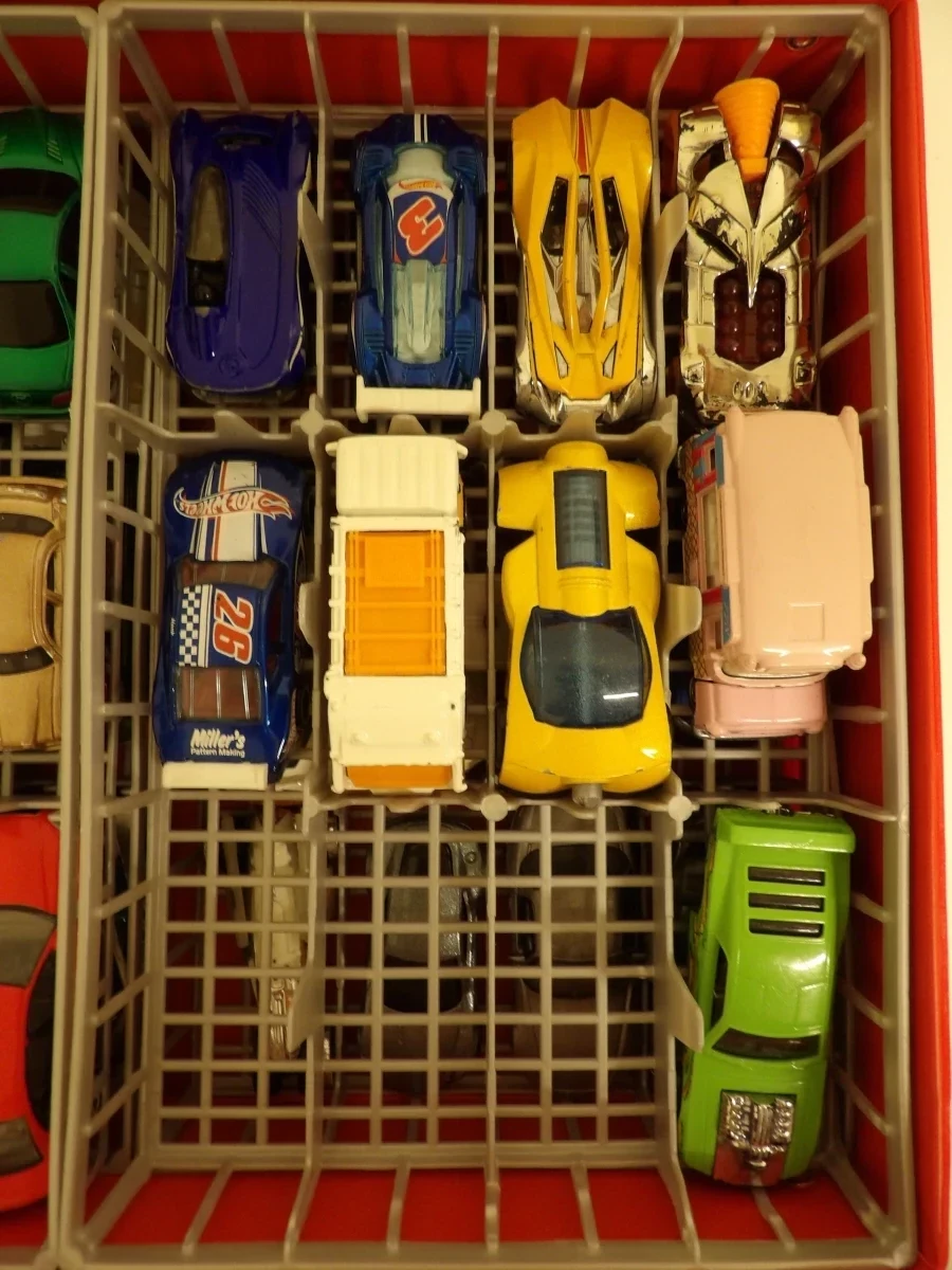 Verzameling speelgoedauto's in Hot Wheels koffer (3) - foto 4