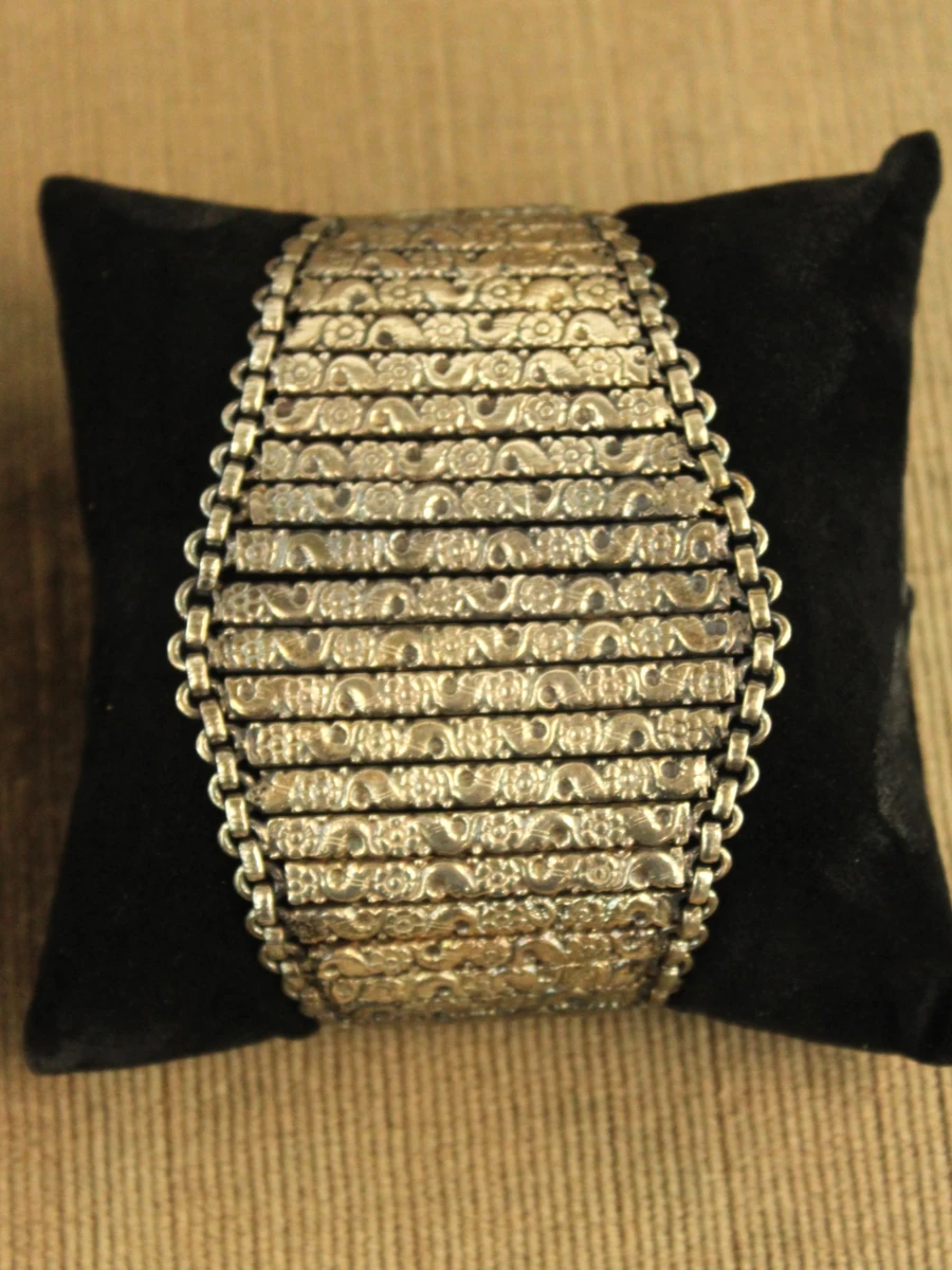 Indiase verzilverde armband met florale en haaifiguren - foto 3