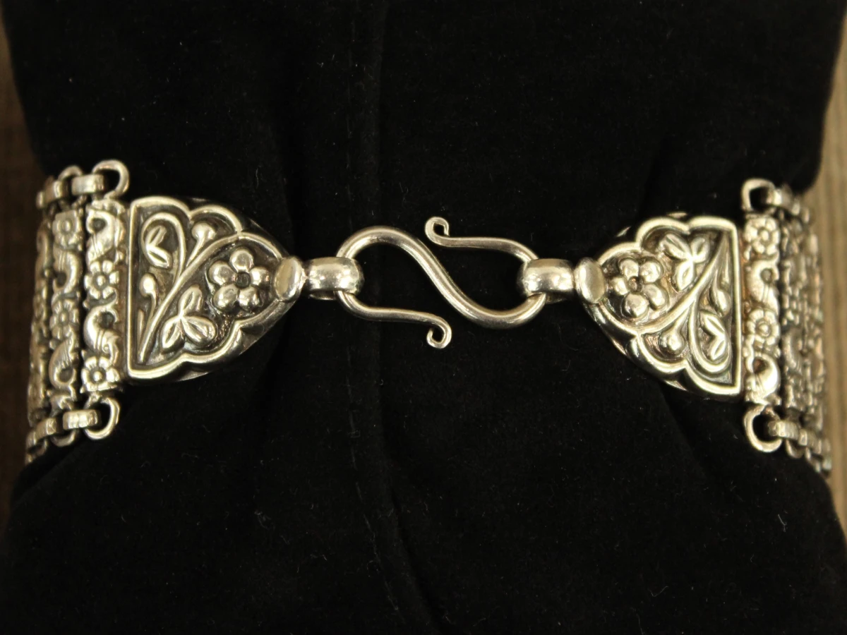 Indiase verzilverde armband met florale en haaifiguren - foto 6