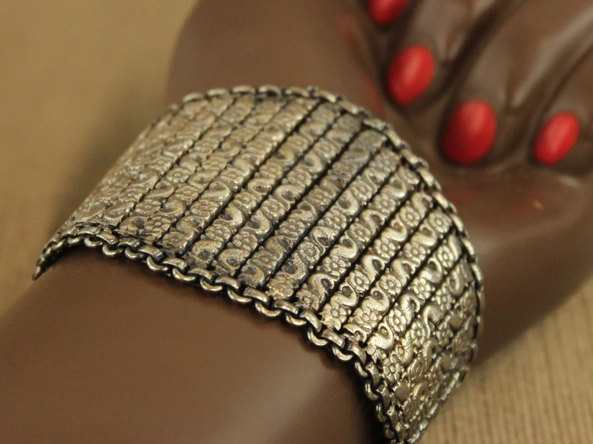 Indiase verzilverde armband met florale en haaifiguren - foto 11