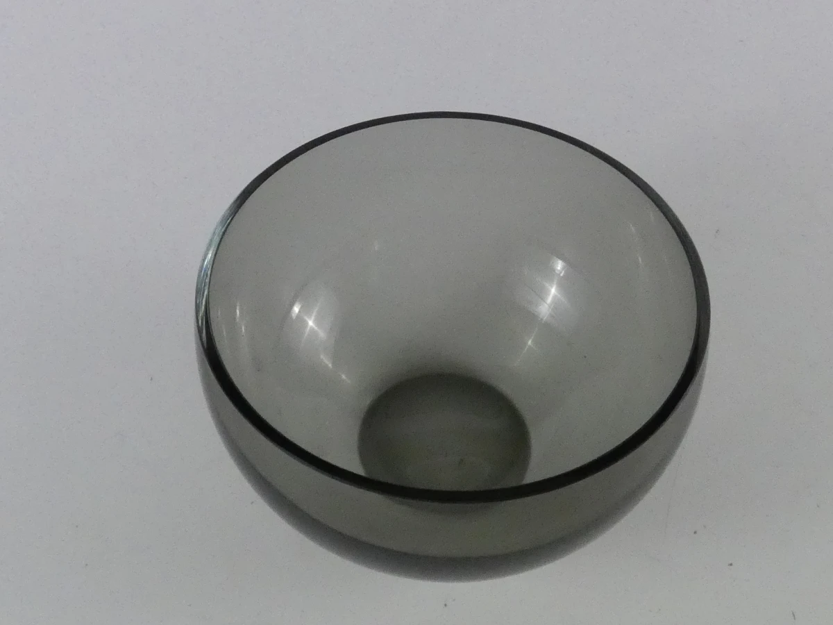 Scandinavische Schaal van Rookglas – Handgesigneerd - foto 3