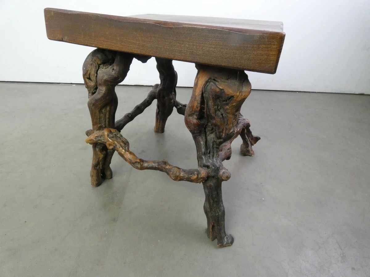 Houten bijzettafel/kruk met natuurlijke takkenpoten - foto 4