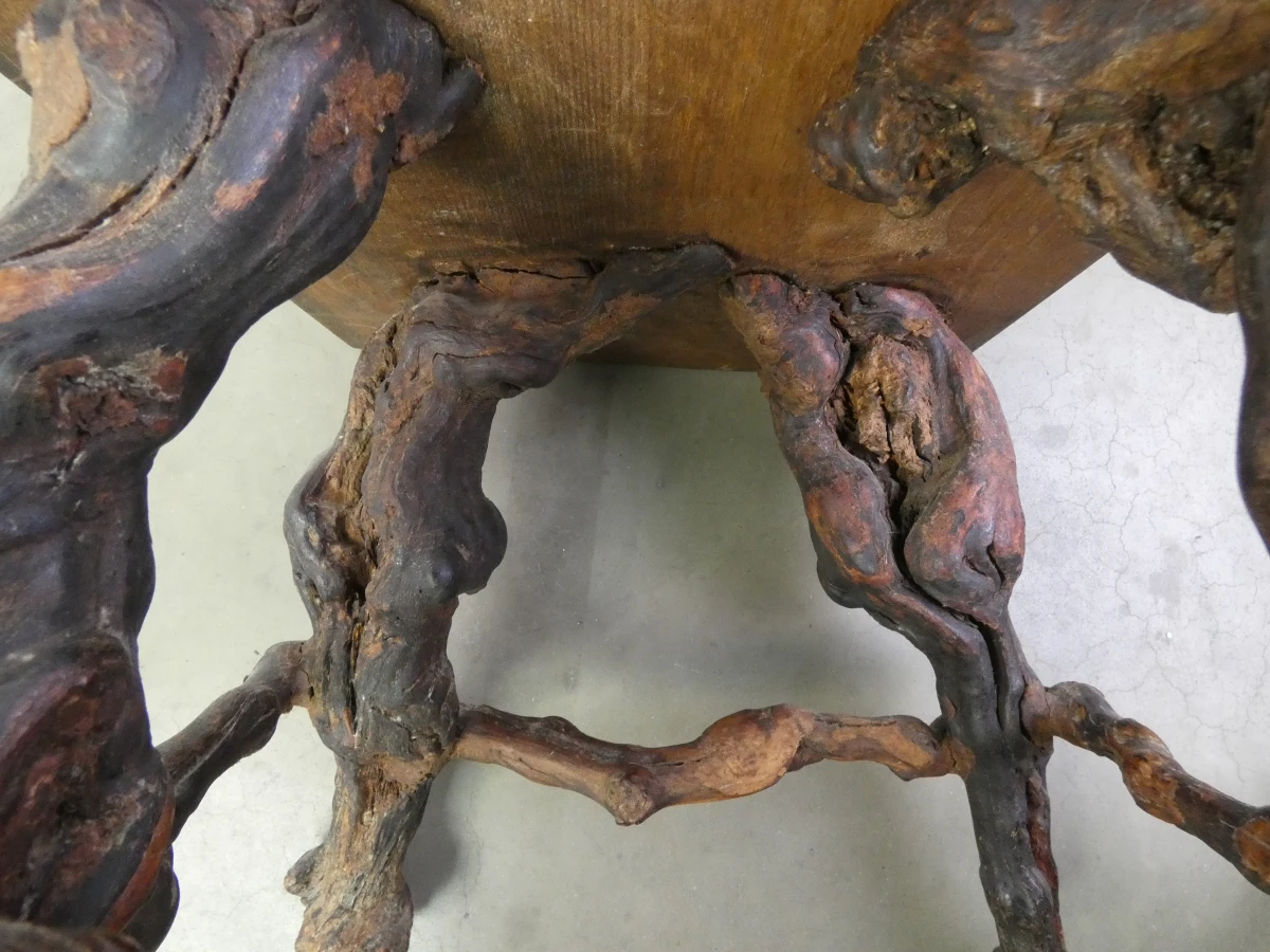 Houten bijzettafel/kruk met natuurlijke takkenpoten - foto 8
