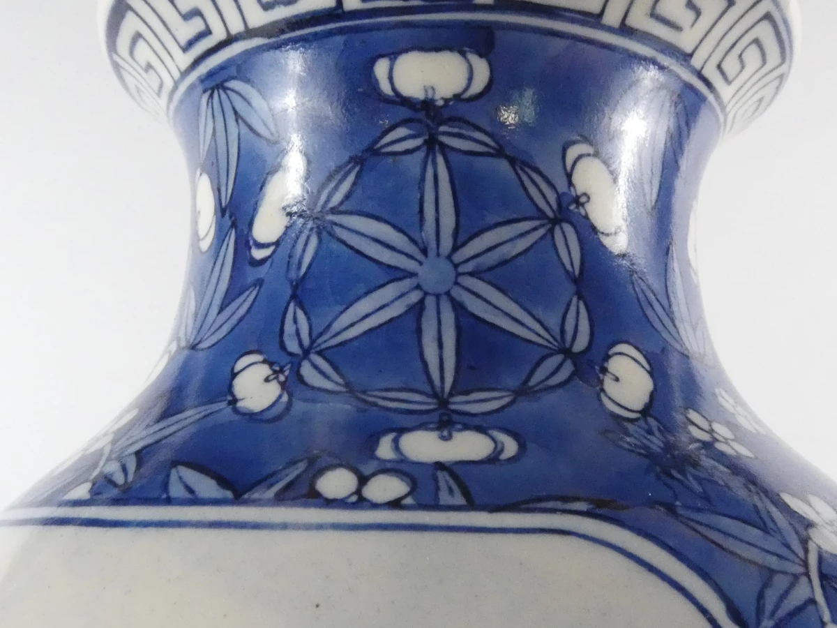 Chinese Blauw-Witte Porseleinen Vaas met rijkelijk gedecoreerde scènes - foto 16