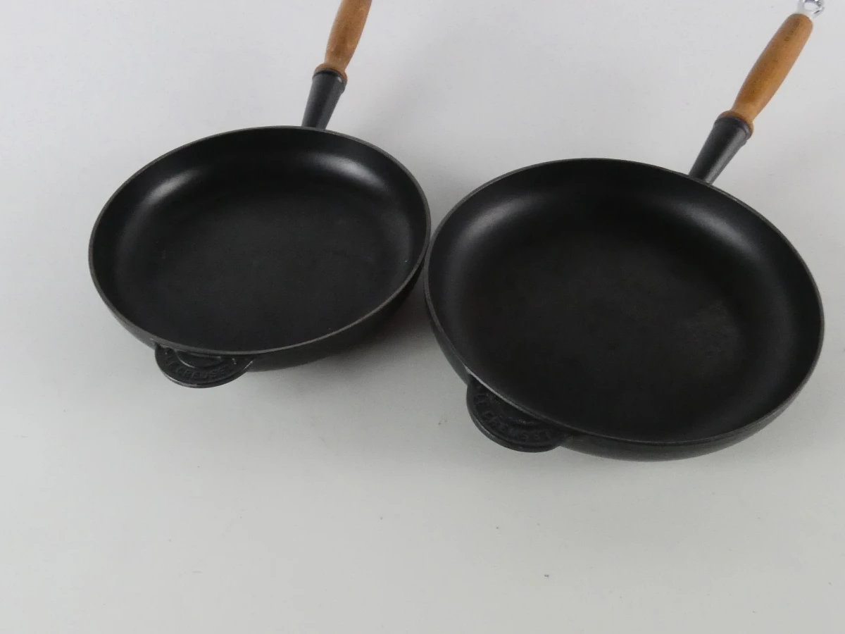 Set van 2 gietijzeren Le Creuset koekenpannen met houten handvatten - foto 3