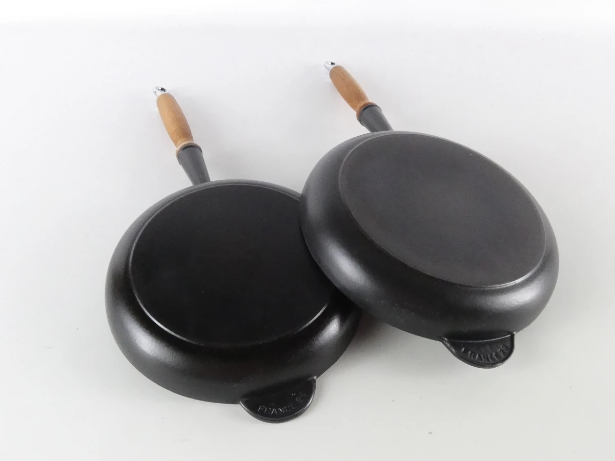 Set van 2 gietijzeren Le Creuset koekenpannen met houten handvatten - foto 7