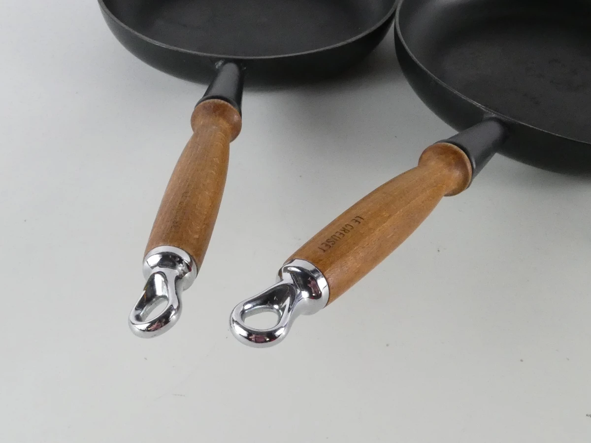 Set van 2 gietijzeren Le Creuset koekenpannen met houten handvatten - foto 10