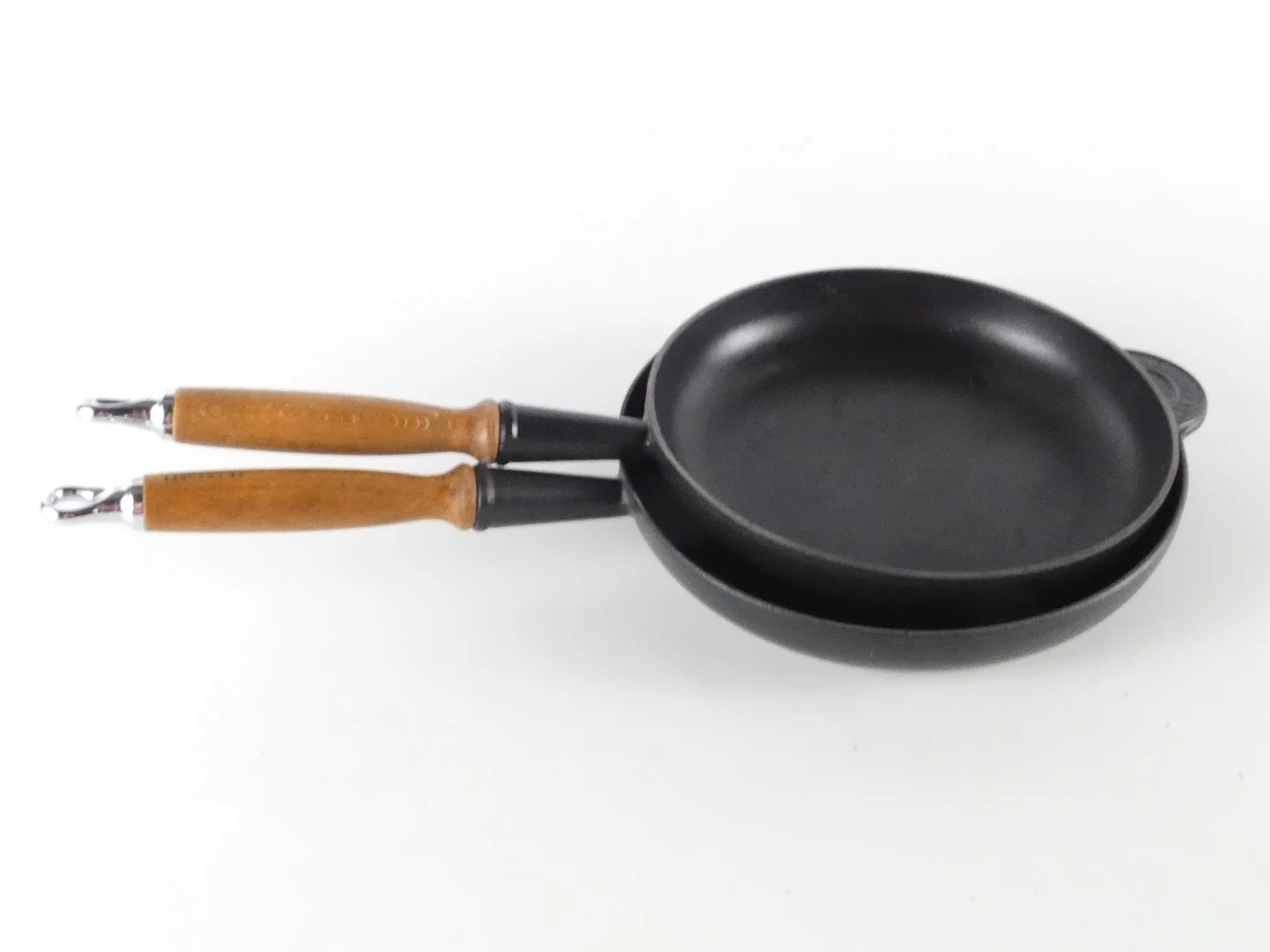 Set van 2 gietijzeren Le Creuset koekenpannen met houten handvatten - foto 12