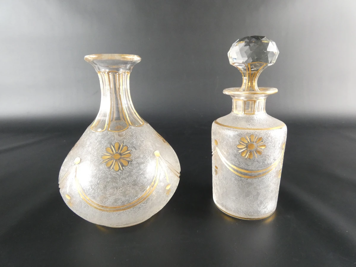 Set van 2 vintage glazen karaffen met goudkleurige decoratie - foto 2