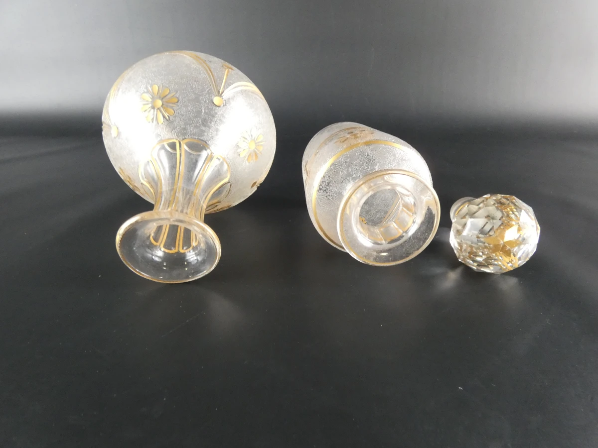 Set van 2 vintage glazen karaffen met goudkleurige decoratie - foto 3