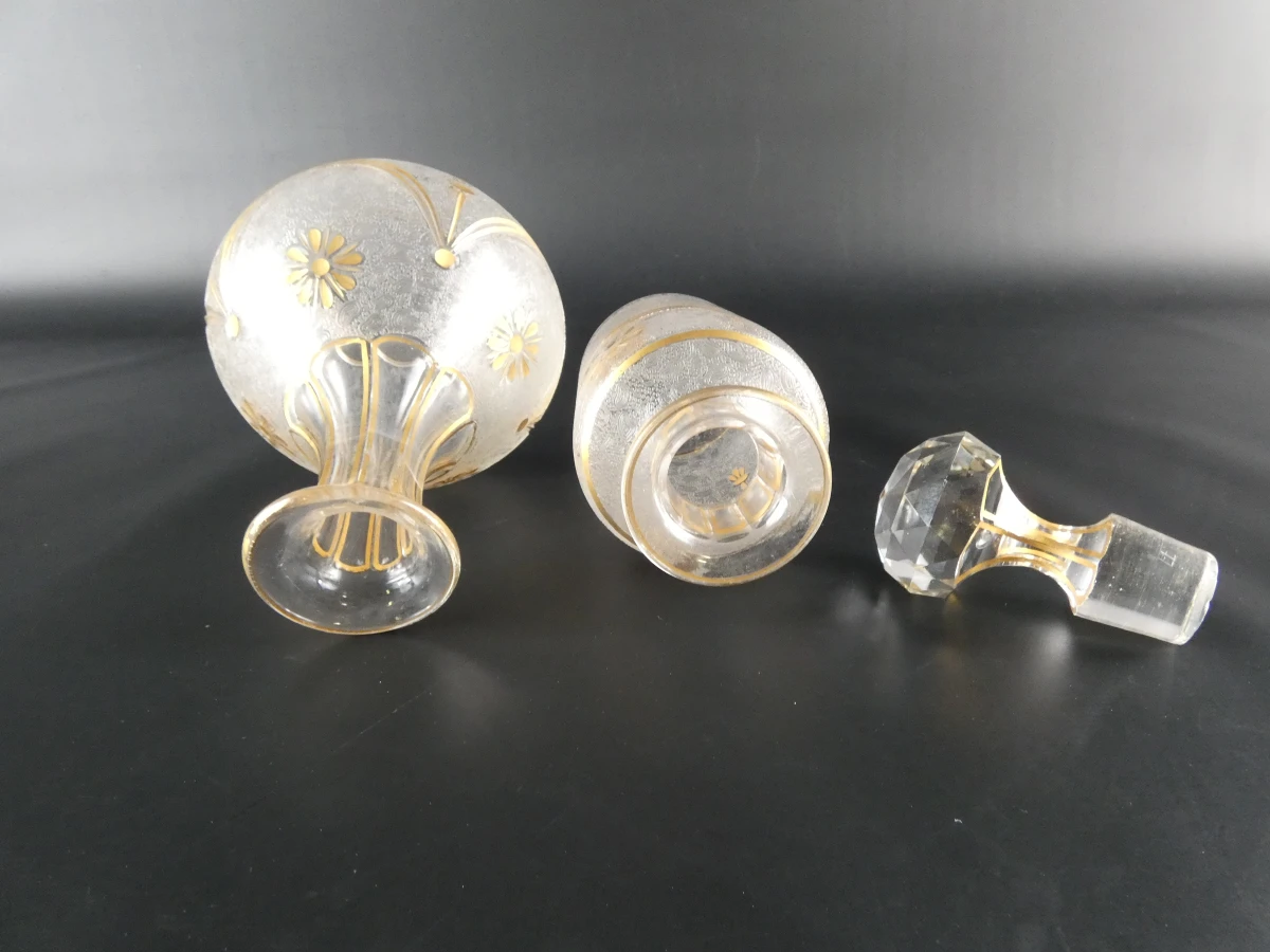 Set van 2 vintage glazen karaffen met goudkleurige decoratie - foto 4