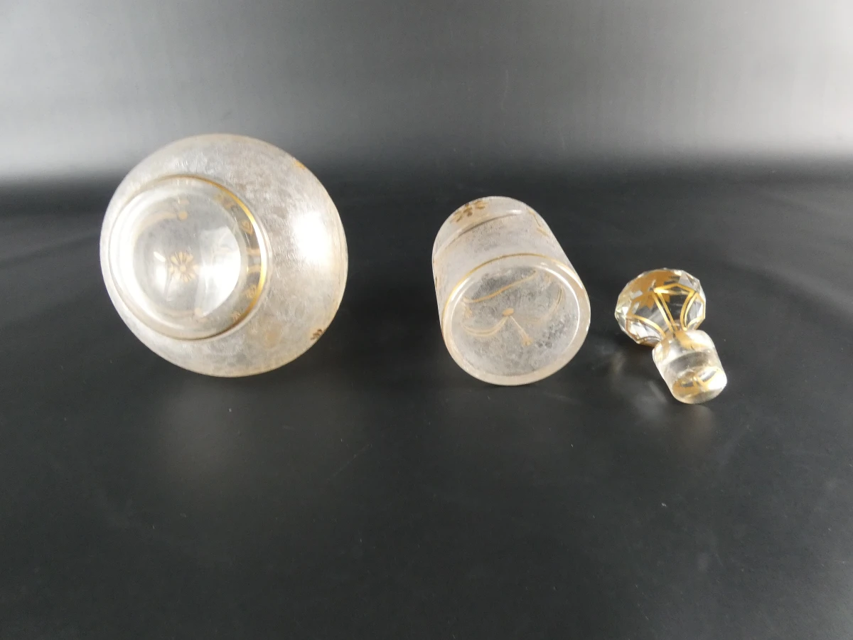 Set van 2 vintage glazen karaffen met goudkleurige decoratie - foto 5