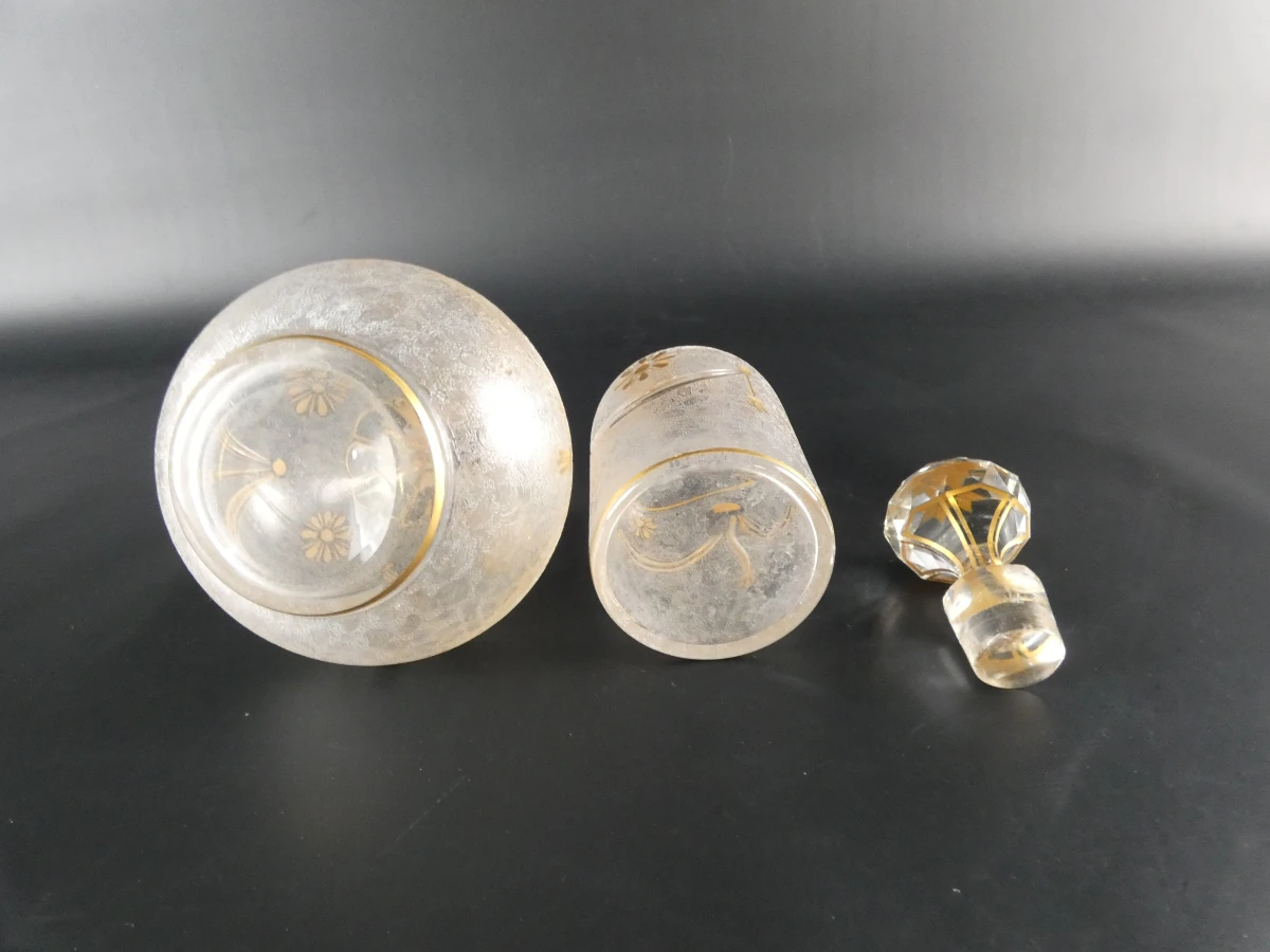 Set van 2 vintage glazen karaffen met goudkleurige decoratie - foto 6