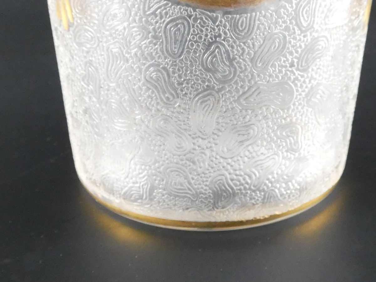 Set van 2 vintage glazen karaffen met goudkleurige decoratie - foto 11