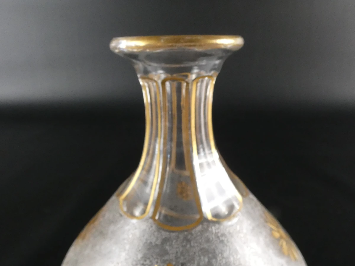 Set van 2 vintage glazen karaffen met goudkleurige decoratie - foto 18